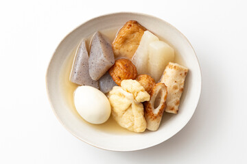 皿に盛ったおでん