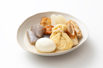白背景に皿に盛られたおでん