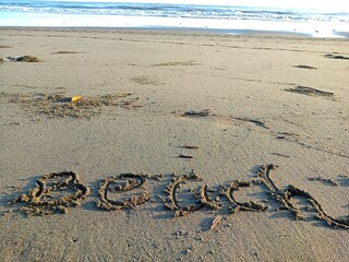 Obraz premium word beach written on the sand