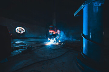 Welding male worker metal is part foam dam of machinery plate  bottom tank beam construction
