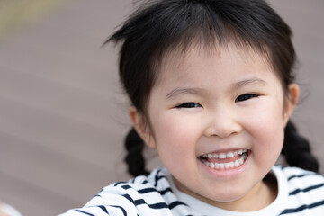 笑顔の子供のカメラ目線