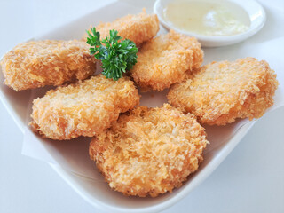 Shrimp cakes are food made from ground shrimp fried in oil. Served with sweet dipping sauce. It is a food sold in Thai restaurants.