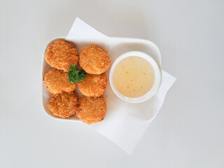 Shrimp cakes are food made from ground shrimp fried in oil. Served with sweet dipping sauce. It is a food sold in Thai restaurants.