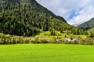 Susch, Dorf, Engadin, Unterengadin, Inn, Fluss, Kirche, Alpen, Flüelapass, Passstrasse, Bergstrasse, Wanderweg, via Engiadina, Herbst, Inntal, Herbstfarben, Herbstwanderung, Graubünden, Schweiz
