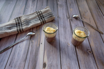 Von oben auf den Pudding gucken . Lecker im Doppel Schoko und Vanille