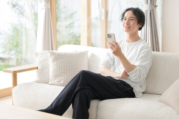 スマホを見る男性