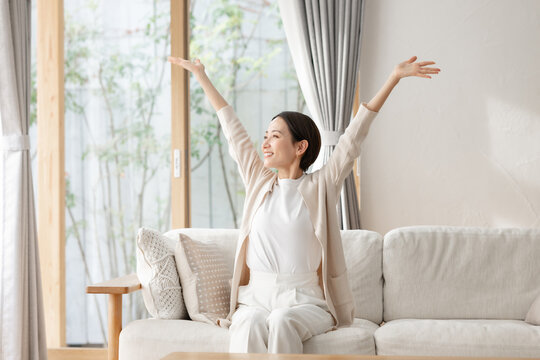 リビングでくつろぐミドル女性