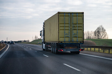 Road transport. © Tomasz Warszewski