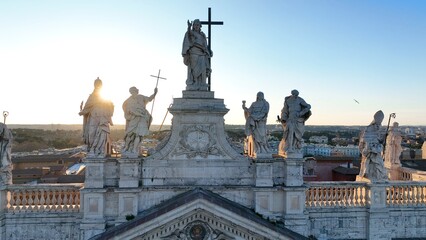 Controluce sulla basilica di San Giovanni in Laterano a Roma
Vista aerea della facciata e delle...