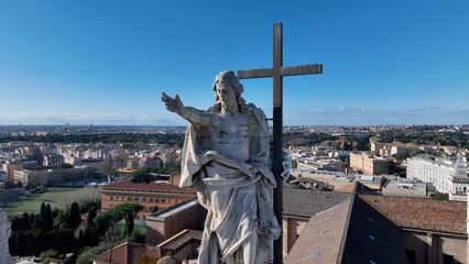 Controluce sulla basilica di San Giovanni in Laterano a Roma
Vista aerea della facciata e delle...