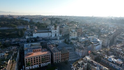 La scalinata di Trinità dei Monti a piazza di Spagna a Roma, Italia.
Vista dall'alto di piazza di Spagna e la scalinata, alle prime luci dell'alba.