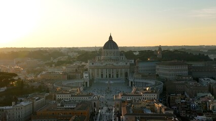 La cupola della Basilica di San Pietro al tramonto. Roma, Italia.
Primo piano controluce della...