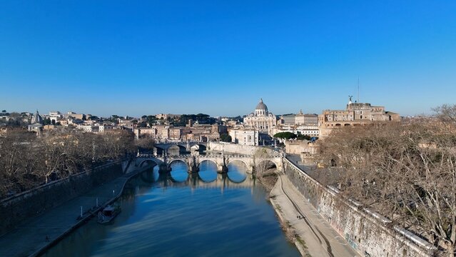 Il ponte di Castel Sant'Angelo sul fiume Tevere. Roma, Italia.
Ripresa aerea del ponte sul fiume Tevre pi&ugrave; famoso di Roma.