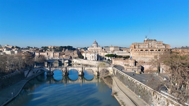 Il ponte di Castel Sant'Angelo sul fiume Tevere. Roma, Italia.
Ripresa aerea del ponte sul fiume Tevre pi&ugrave; famoso di Roma.