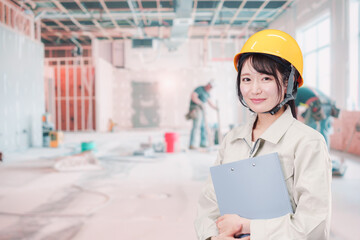 建設現場の施工管理をする女性