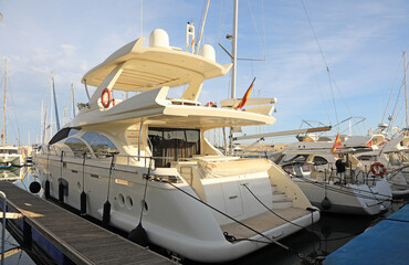yate en el puerto deportivo de gandia con veleros yates rio serpis valencia lonjas venecia ...