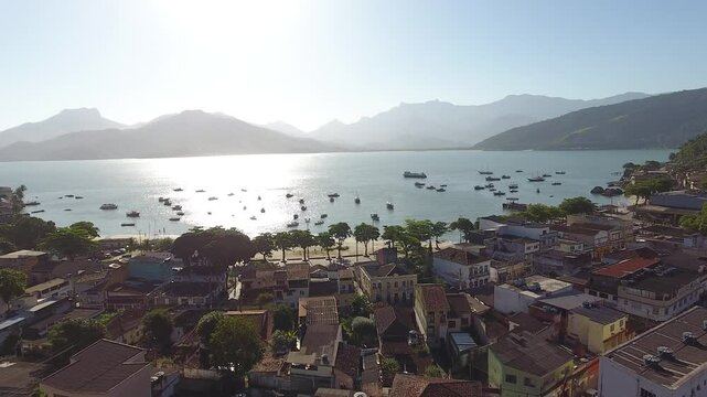 Imagens a&eacute;reas de Mangaratiba capturam perfeitamente a harmonia entre o mar e a cidade, oferecendo uma vista panor&acirc;mica impressionante. O drone sobrevoa suavemente, revelando a costa com suas &aacute;guas cr