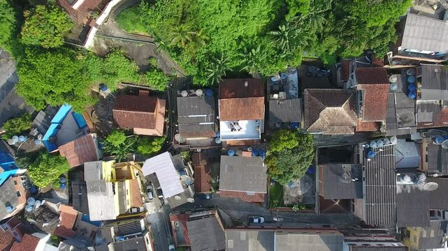 Imagens a&eacute;reas de Mangaratiba oferecem uma perspectiva &uacute;nica, capturando a vista dos telhados das casas da cidade. O drone sobrevoa suavemente as &aacute;reas residenciais, revelando a disposi&ccedil;&atilde;o das constru
