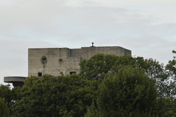 Leitturm Augarten hinter Bäumen