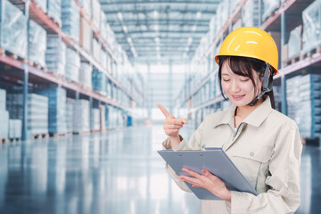 大きな物流倉庫で働くヘルメットを被った若い女性