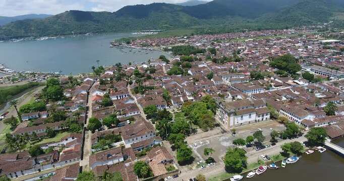 Aqui est&aacute; uma vers&atilde;o aprimorada para imagens a&eacute;reas de Paraty, com foco nas praias desertas e ilhas:

"Imagens a&eacute;reas impressionantes de Paraty, revelando suas praias desertas e ilhas paradis&iacute;acas em 