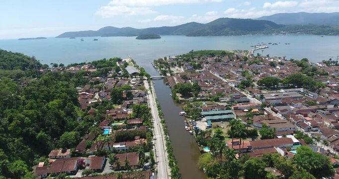 Aqui est&aacute; uma vers&atilde;o aprimorada para imagens a&eacute;reas de Paraty, com enfoque tur&iacute;stico:

"Imagens a&eacute;reas deslumbrantes de Paraty, revelando a beleza &uacute;nica desta cidade tur&iacute;stica encantadora. As fotos 