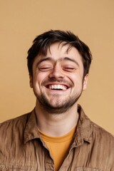 Obraz premium Man with beard smiling broadly, suggesting happiness and friendliness.