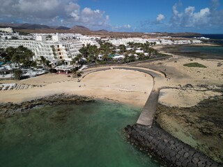 Widok z lotu ptaka na miasto Costa Teguise na Lanzarote
