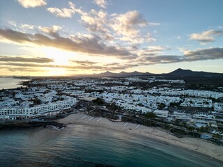 Widok z lotu ptaka na miasto Costa Teguise na Lanzarote © Konrad