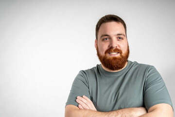 Obraz premium Caucasian read beard man isolated on grey background keeping the arms crossed in frontal position 