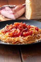 Pasta all'amatriciana, cucina romana, cibo italiano 