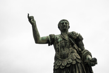 Statua di Traiano loricato a Roma