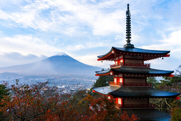 Fototapeta premium Japan's famous Chureito Pagoda with the Mount Fuji in the background, on an autumn morning