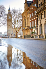 Odbicie w kałuży na ulicy w londynie © Micha