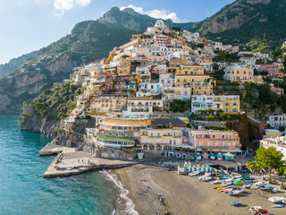 Kolorowe domki nad morzem i plażą w Positano na południu Włoch © Micha
