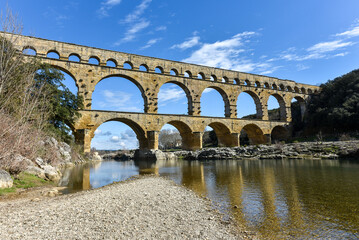 Le pont du gard en 3/4 profil.