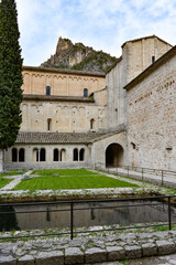 Le jardin du cloitre de l'abbaye de Gellone à Saint-Guilhem-le-Désert.