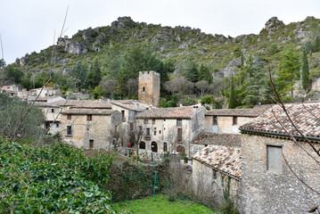 Vue verticale d'un groupe d'habitations de Saint-Guilhem-le-Désert et de la tour carrée.