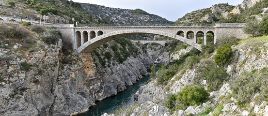 Le pont routier est au premier plan, l'aqueduc au second plan. Vue panoramique.