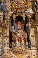 la statue de Saint-Pierre au centre du plus grand retable baroque de France situé dans l'église de Prades.