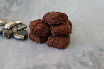 チョコブラウニーと銀色のアクセサリー