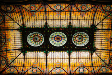 Colorido vitral de un edificio auntiguo en el centro histórico.