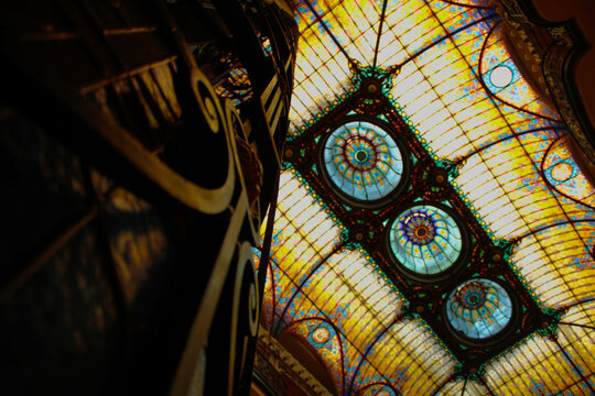 Perspectiva de una columna con un vitral de fondo.