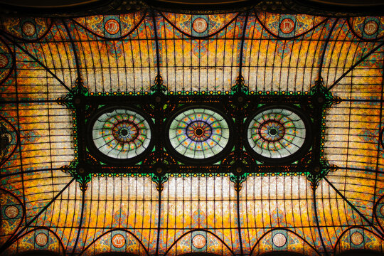 Colorido vitral de un edificio auntiguo en el centro hist&oacute;rico.