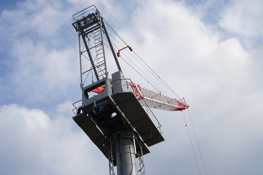 建設現場のタワークレーン 後ろから見た下側,