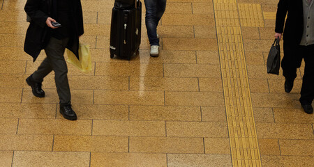 冬の朝の電車の駅構内の通勤中の人々の姿