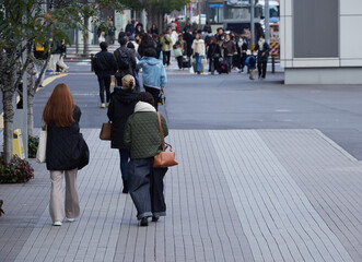 Obraz premium 冬の昼の大都市の街で歩く人々の姿