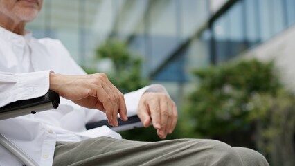 車椅子に座る高齢者の手元