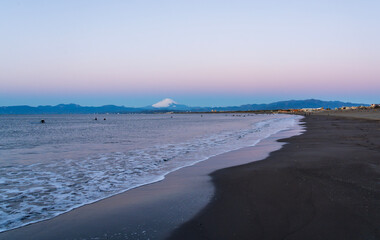 湘南海岸から夜明けの紅富士