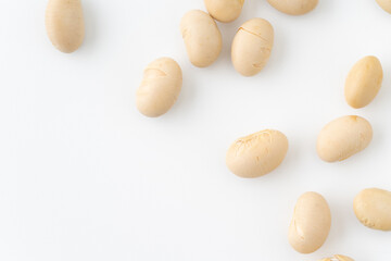 白背景に散らばる福豆（大豆）